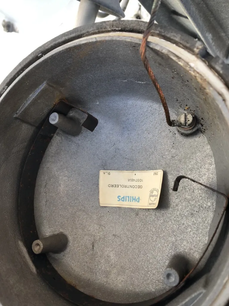 Capot d'un projecteur ouvert, accès aux composants internes