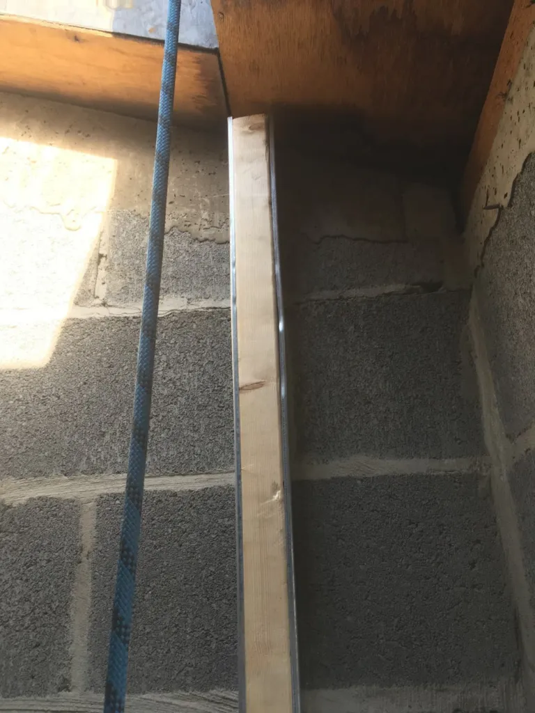Détail de l'ossature métallique dans un angle de la gaine