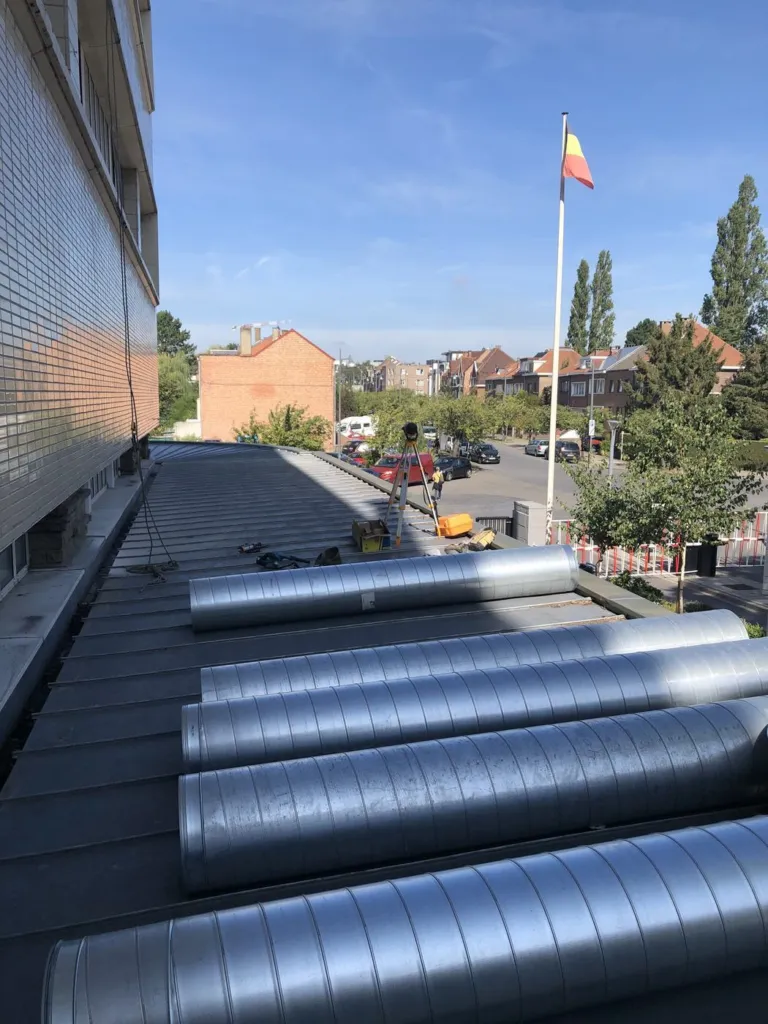 Éléments de conduit préparés sur l'auvent du bâtiment