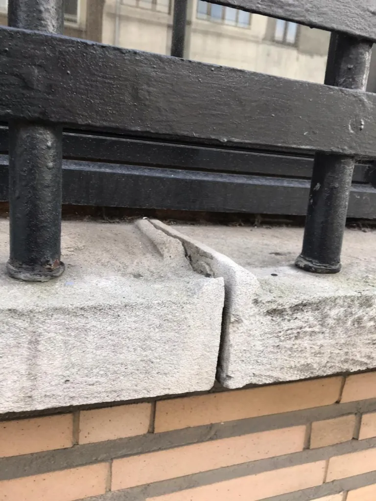 Une fissure dans un appui de fenêtre