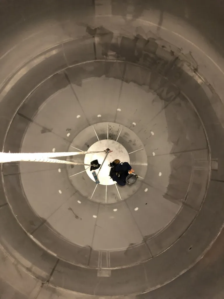 Parois intérieures du silo en cours d'intervention
