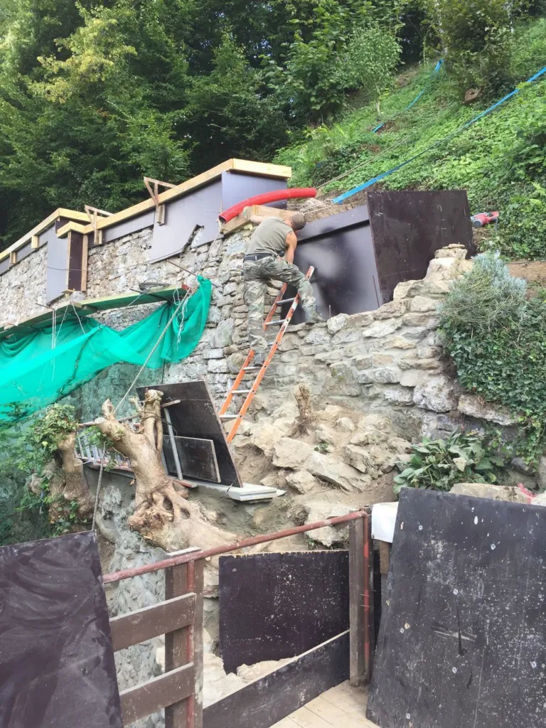 Préparation d'un coffrage en tête de mur