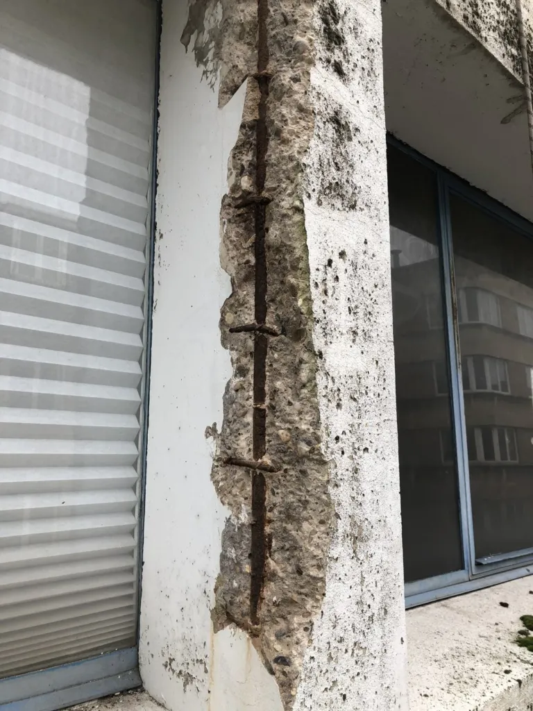 Une zone de béton dégagée jusqu'aux armatures