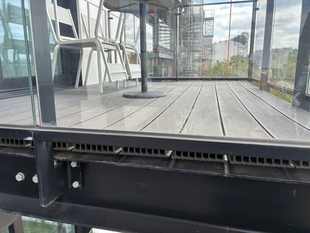 Le bord d'un balcon et sa structure métallique équipée