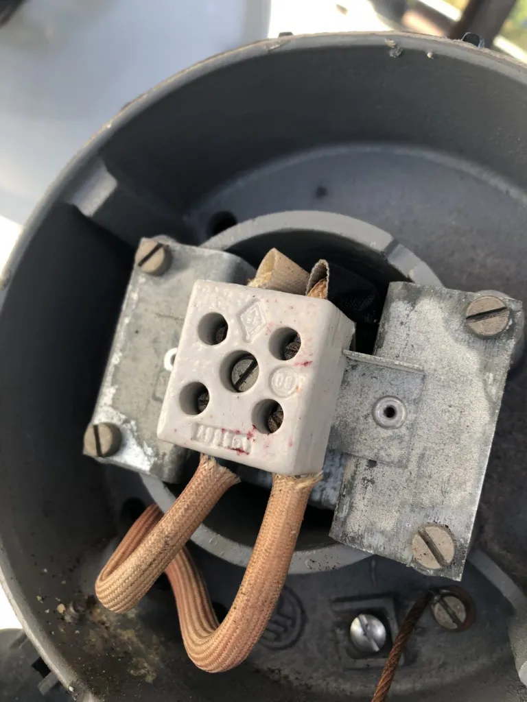 Détail du bornier de connexion d'un projecteur
