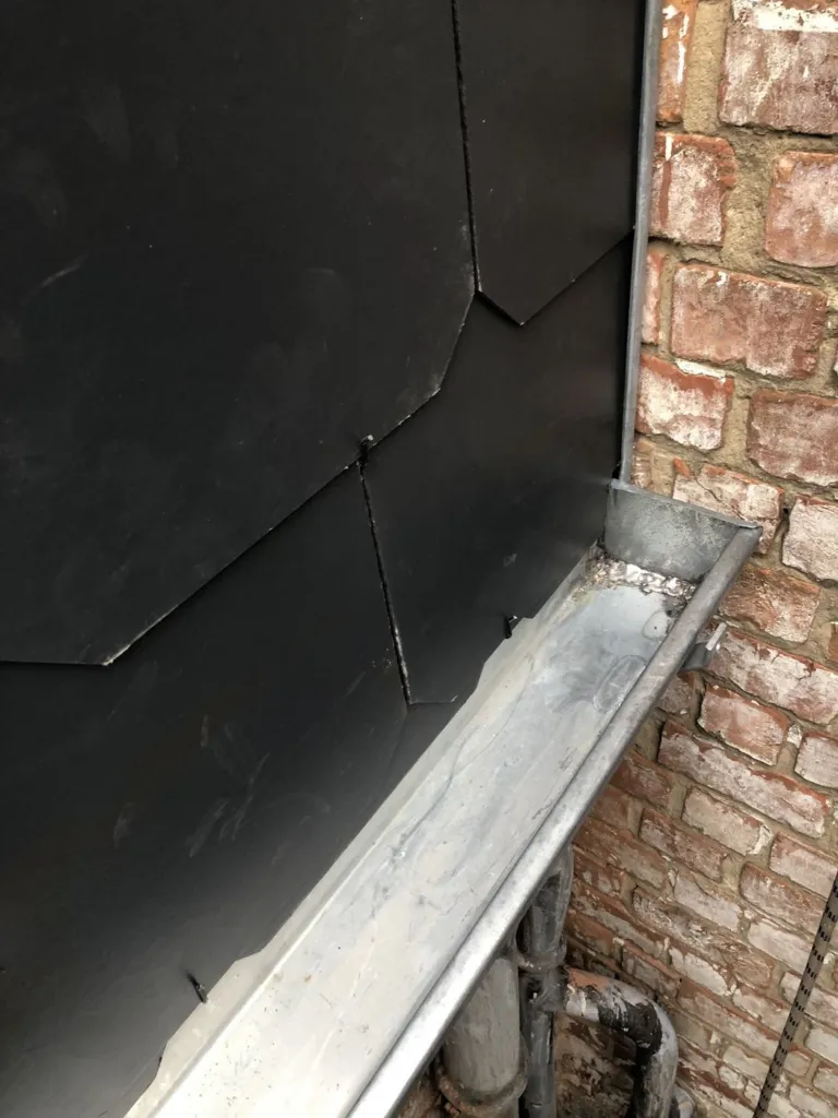 Détail du raccord en pied de bardage, avec la bavette basse