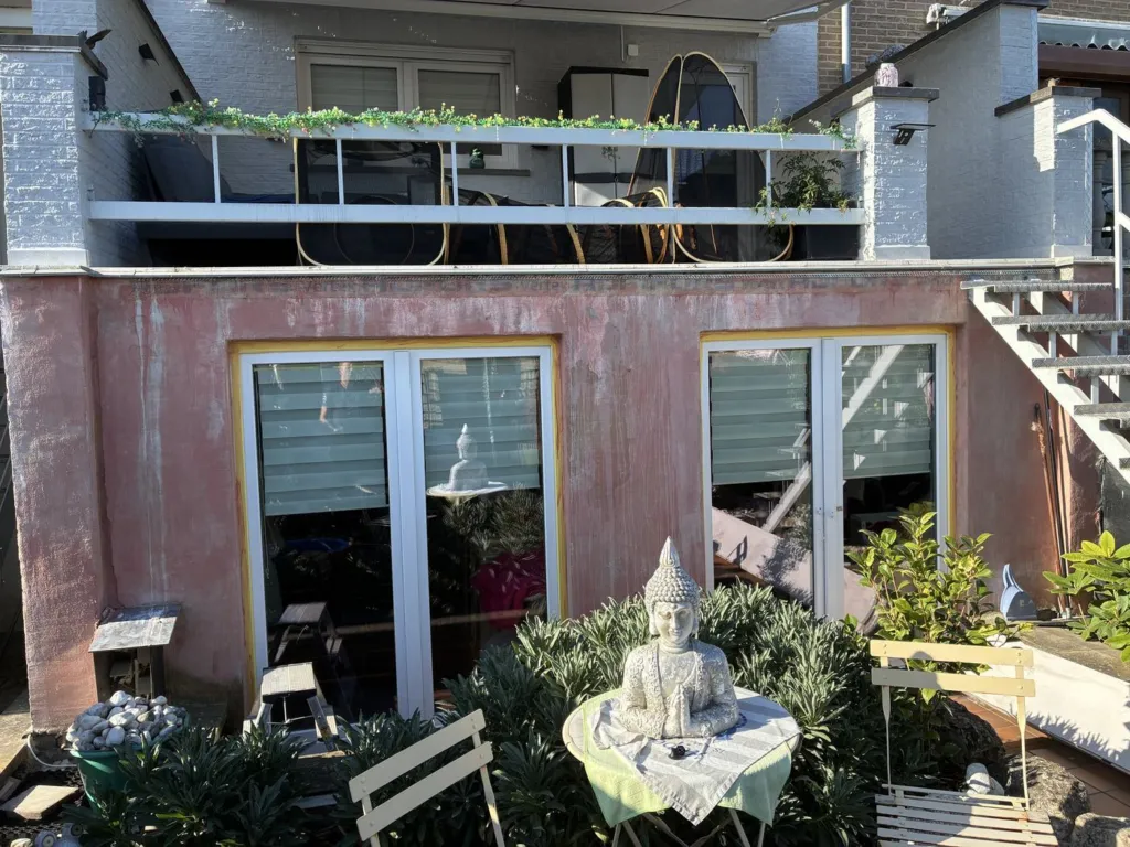 La façade arrière avant la reprise de l'enduit