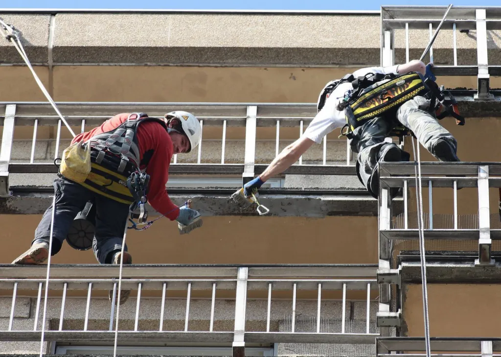 Détail d'un cordiste travaillant contre le garde-corps d'un balcon