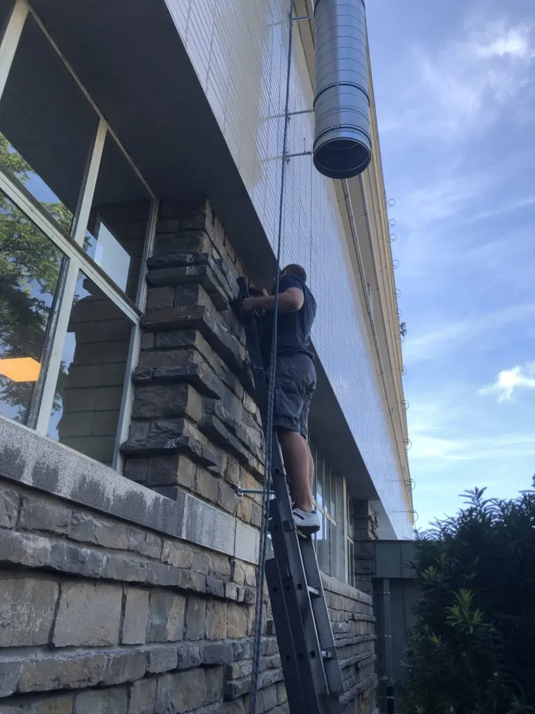 Intervention en partie basse de la façade, depuis une échelle