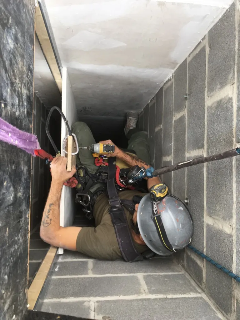 Pose d'un parement en accès sur cordes dans la gaine