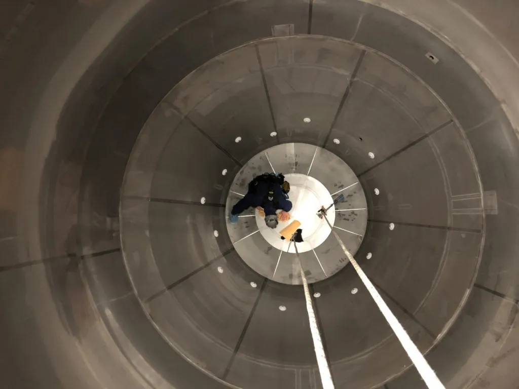 Vue large du travail à l'intérieur du silo