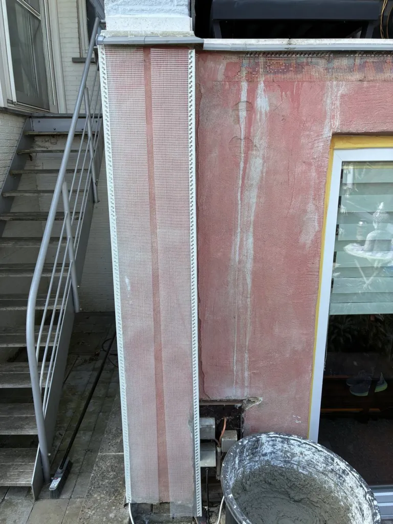 L'armature posée sur la façade avant l'enduit
