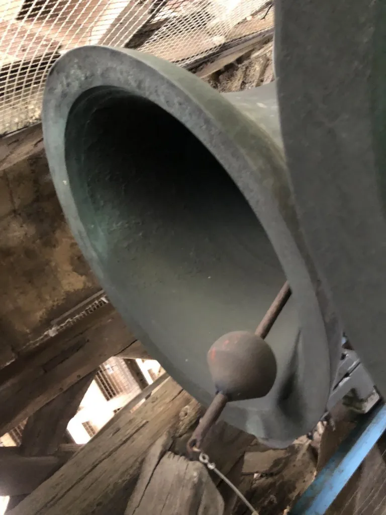 Détail d'une cloche et de son battant
