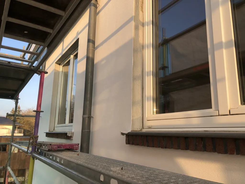 Finition de l'enduit autour des fenêtres