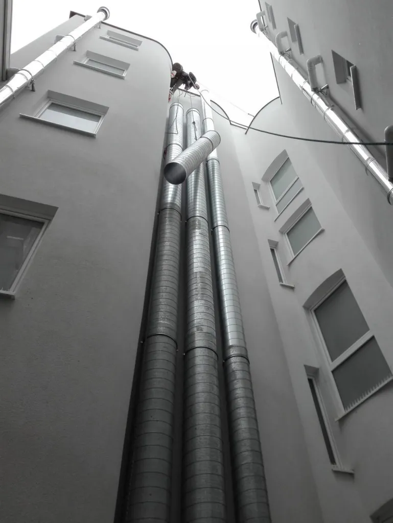Levage d'un élément de conduit en hauteur