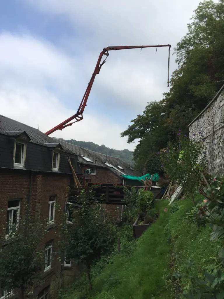Pompe à béton en place, vue d'ensemble du chantier