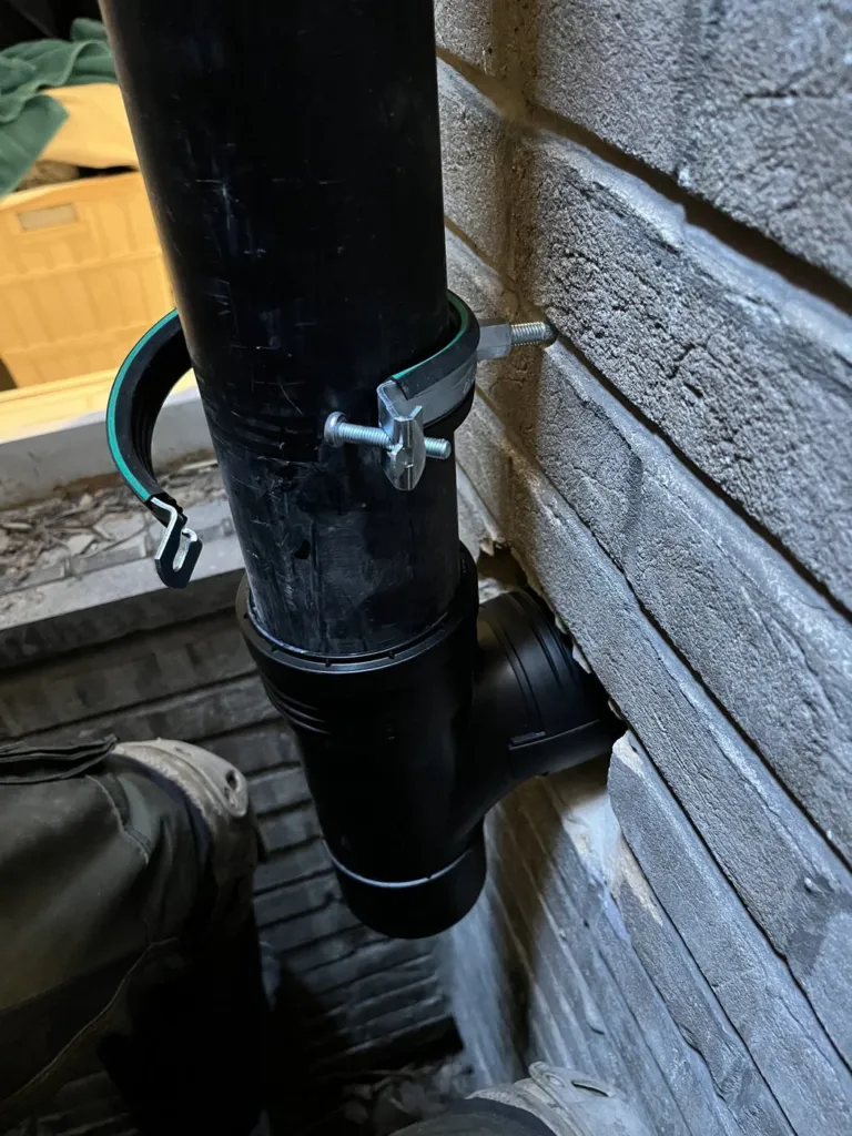 Un raccord latéral et sa fixation sur le tube vertical