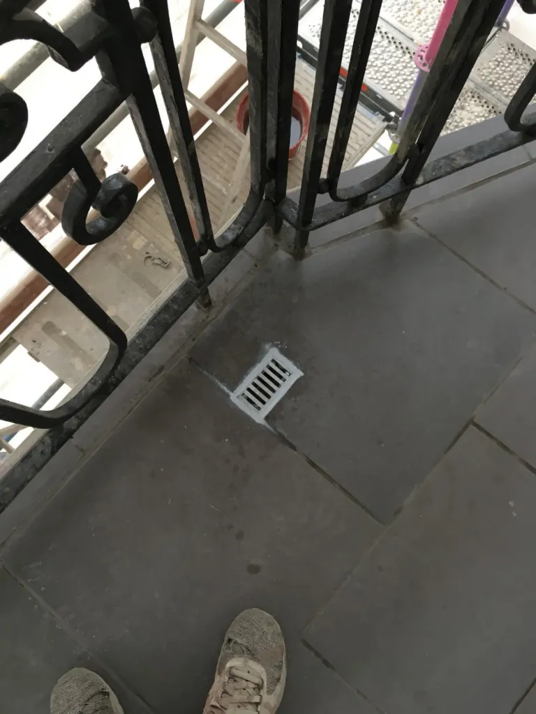 Détail d'une évacuation d'eau du balcon