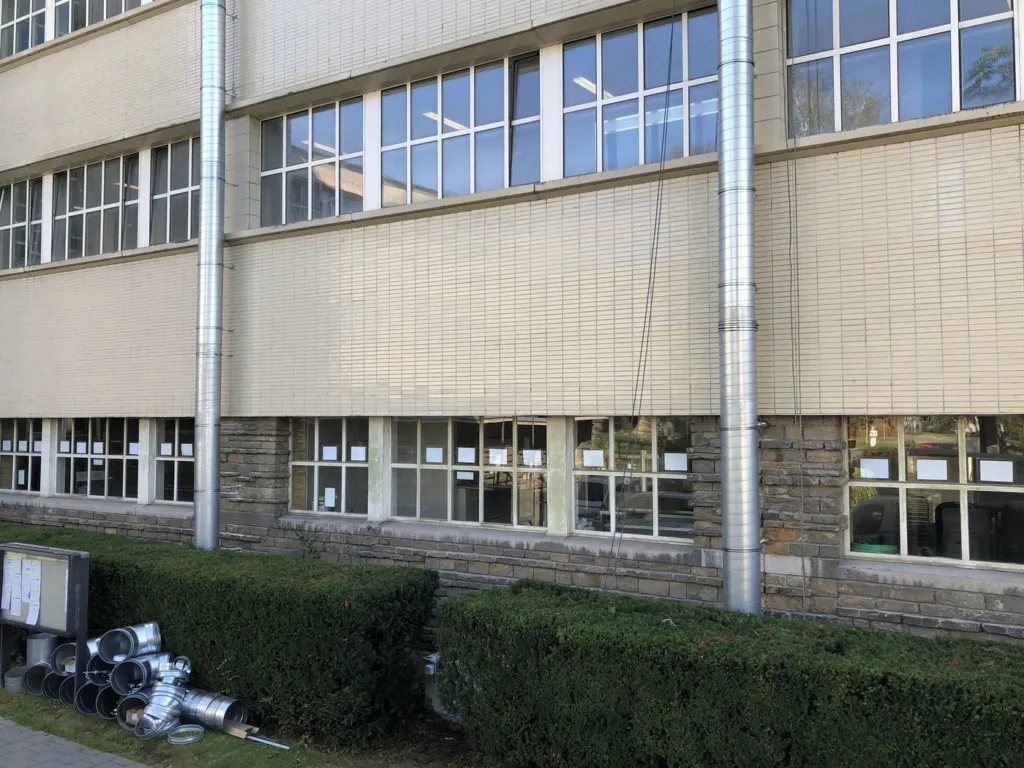 Les deux conduits posés en façade, entre les baies