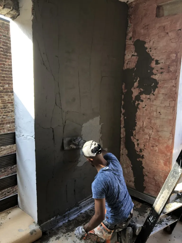 L'enduit intérieur en cours d'application