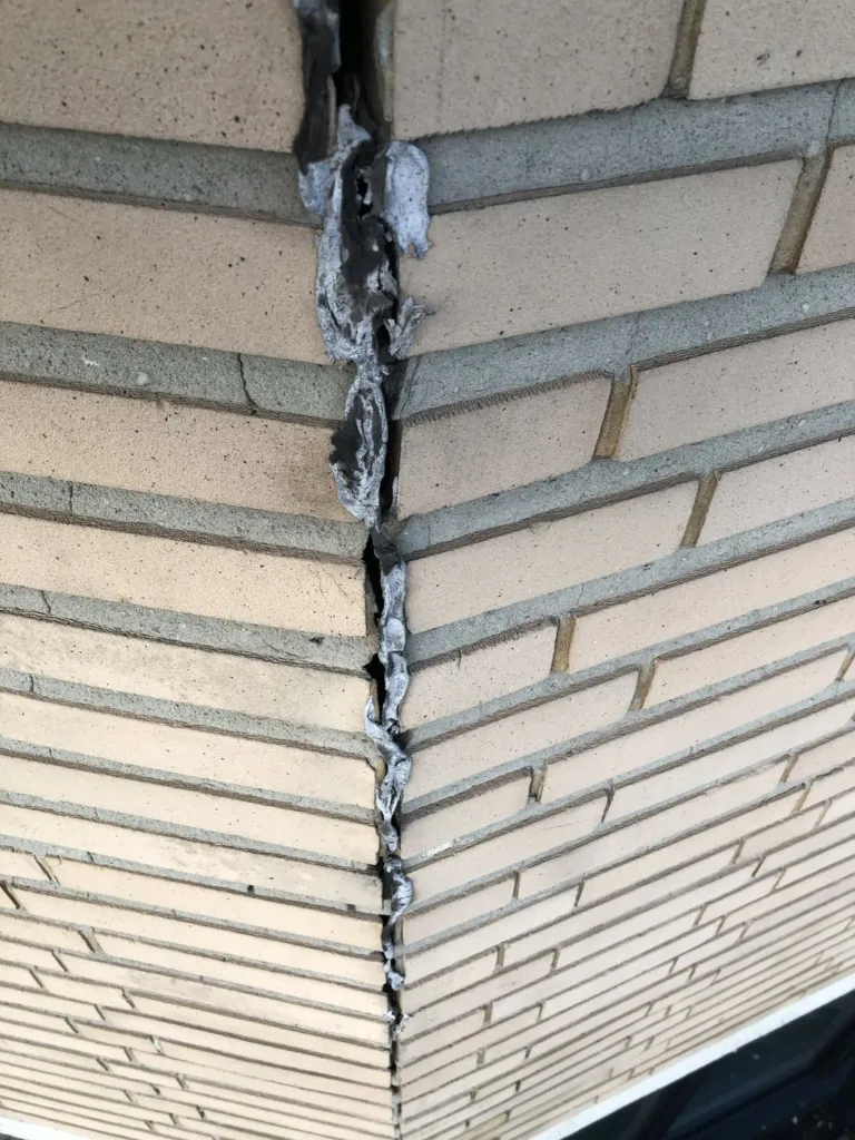 Un joint ouvert dans un angle du parement