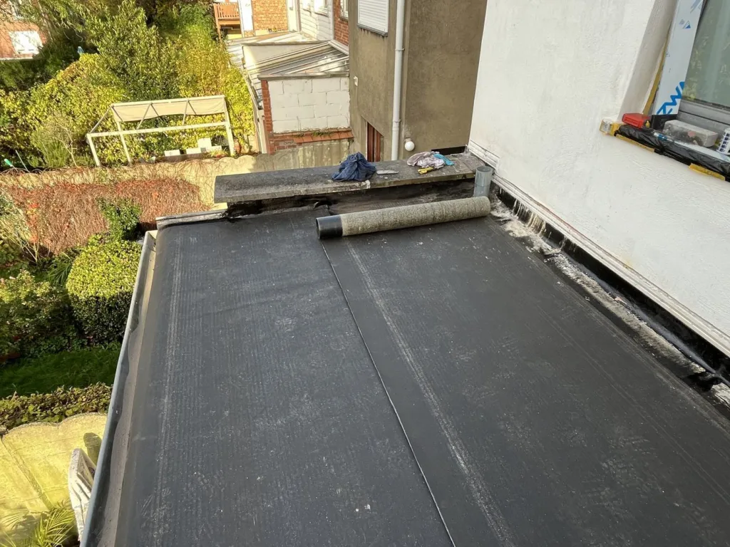 La membrane en cours de pose, chalumeau