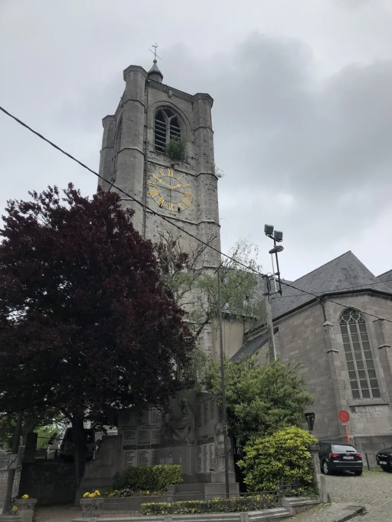 La tour de l'église et ses abords, vus du sol