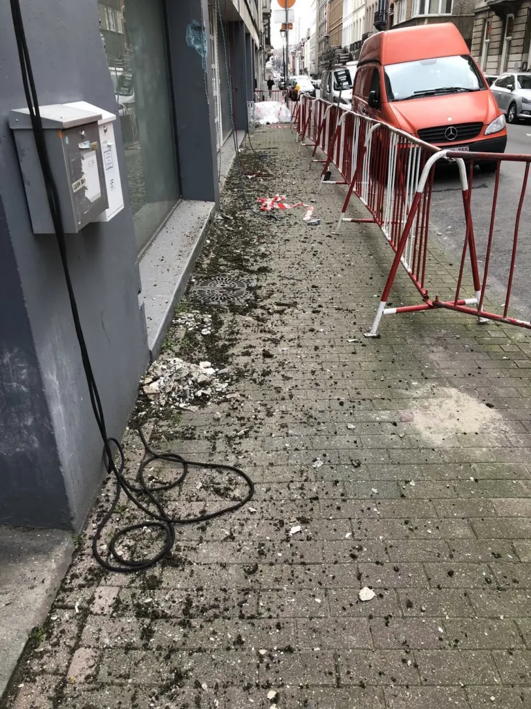 La zone balisée au pied de la façade