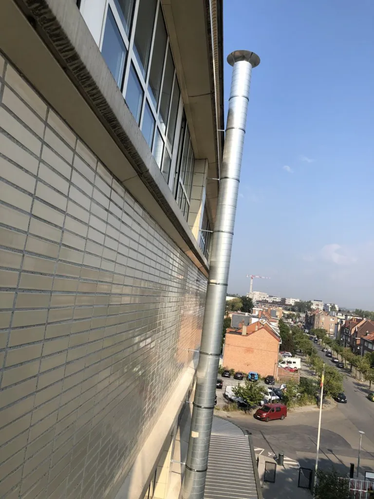 Le conduit vu de côté en partie haute de la façade