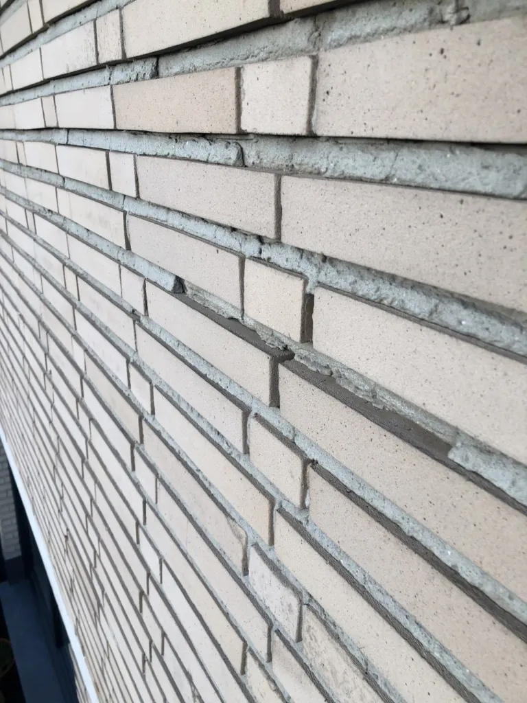 Détail des joints du parement de briques