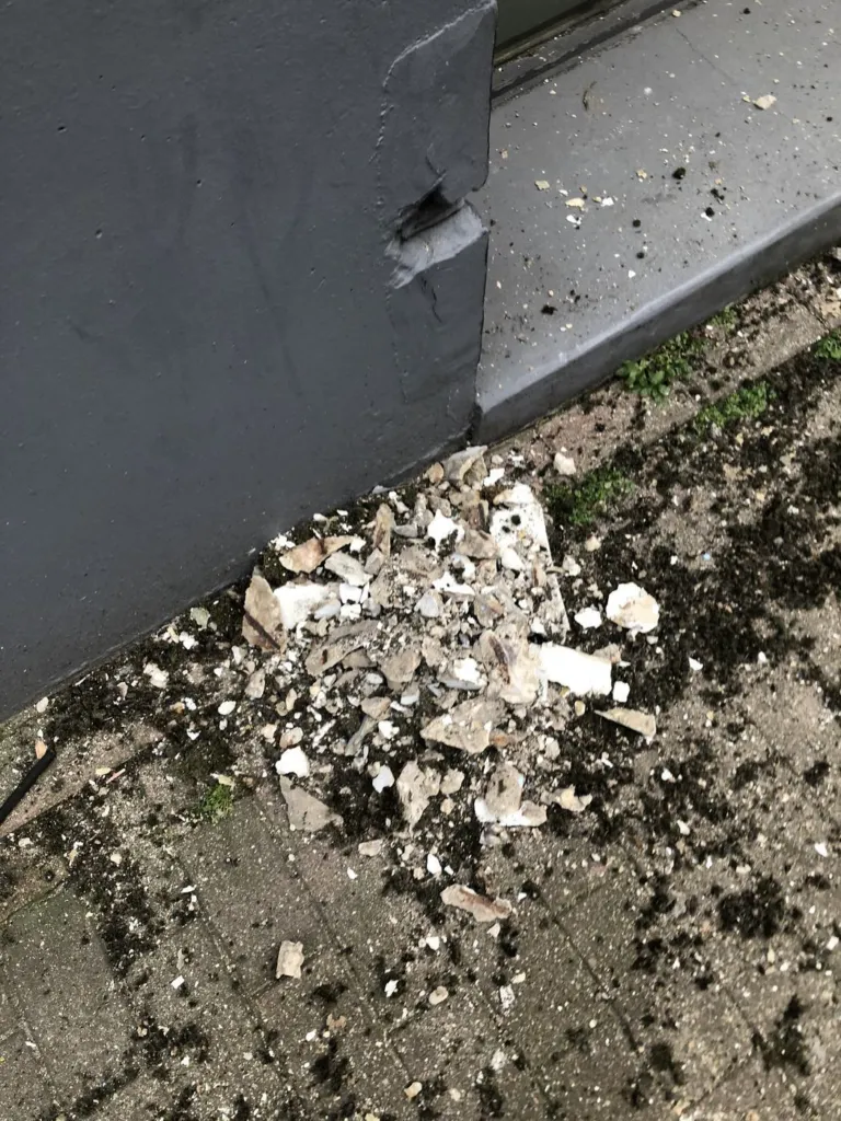 Les fragments de béton purgés, au sol
