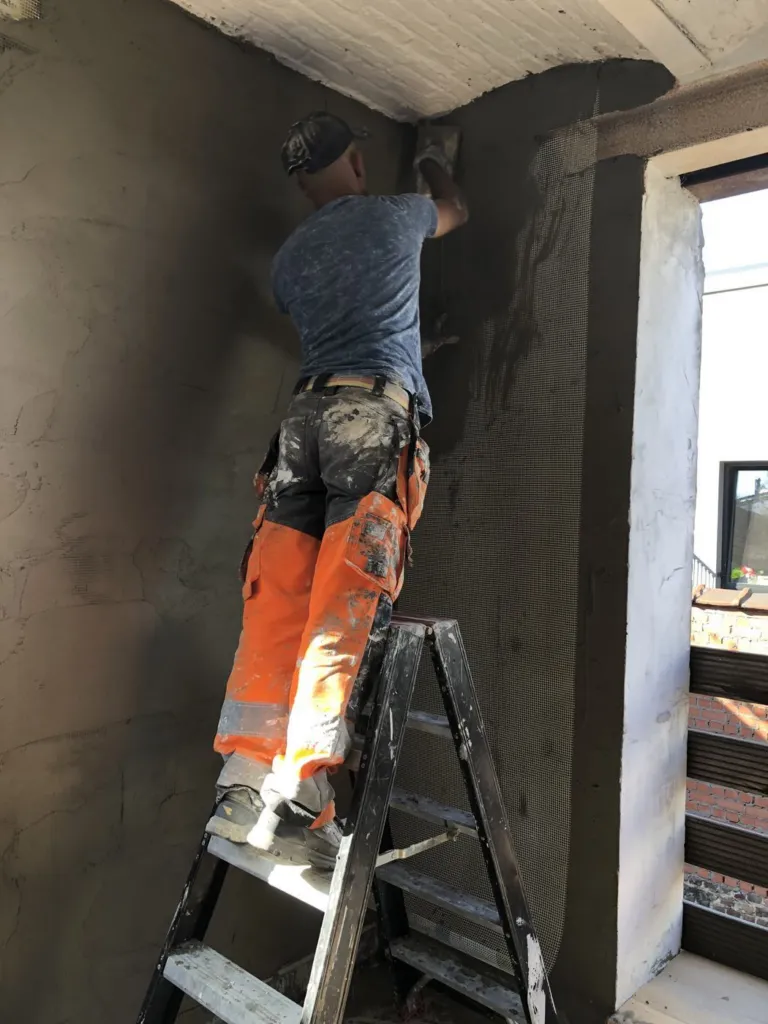 Travail de finition dans un angle intérieur
