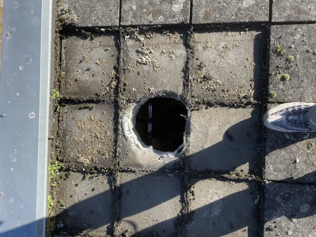 La traversée de toiture ouverte pour le passage du conduit
