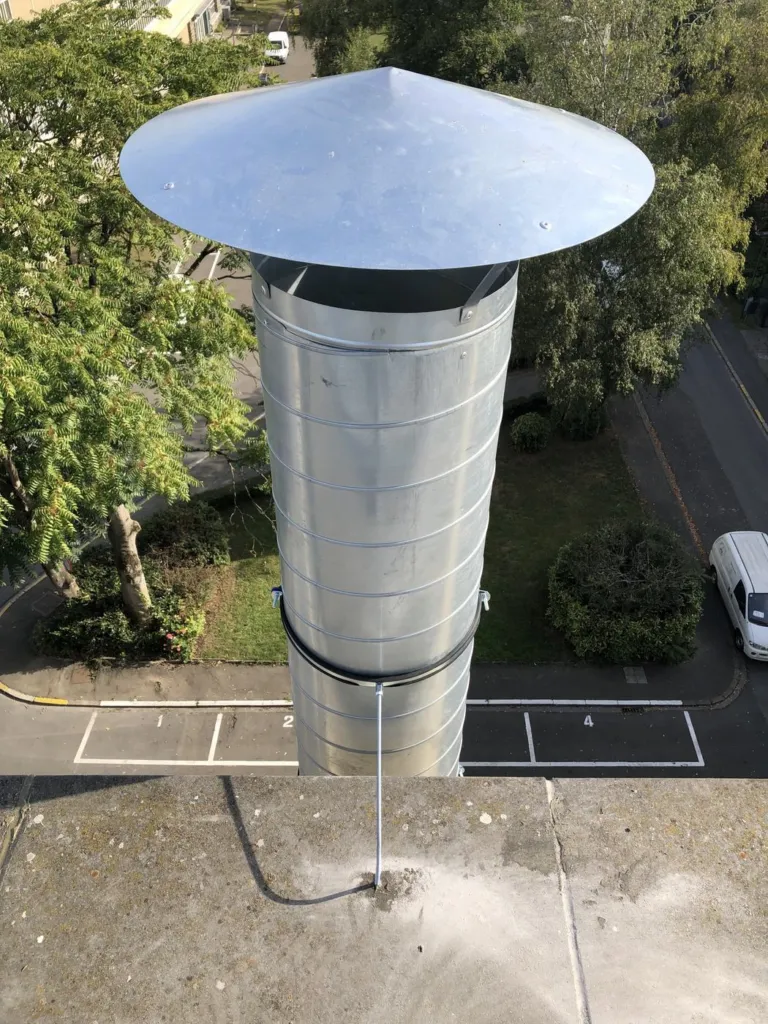 Détail d'une sortie de conduit coiffée de son chapeau