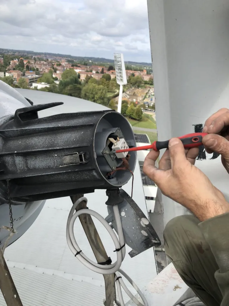 Intervention sur les connexions d'un projecteur