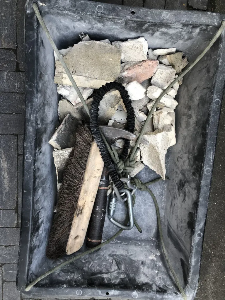 Les outils et les fragments recueillis pendant la purge
