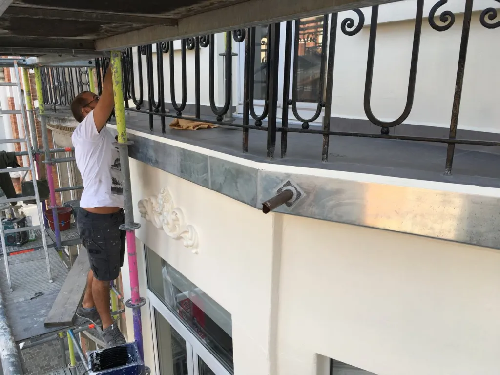 Finition du garde-corps en fer forgé du balcon