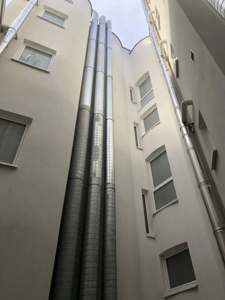 Le groupe de trois conduits vu en entier