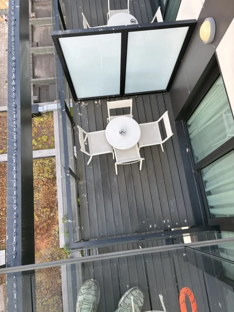 Vue plongeante sur un balcon et ses poutres équipées
