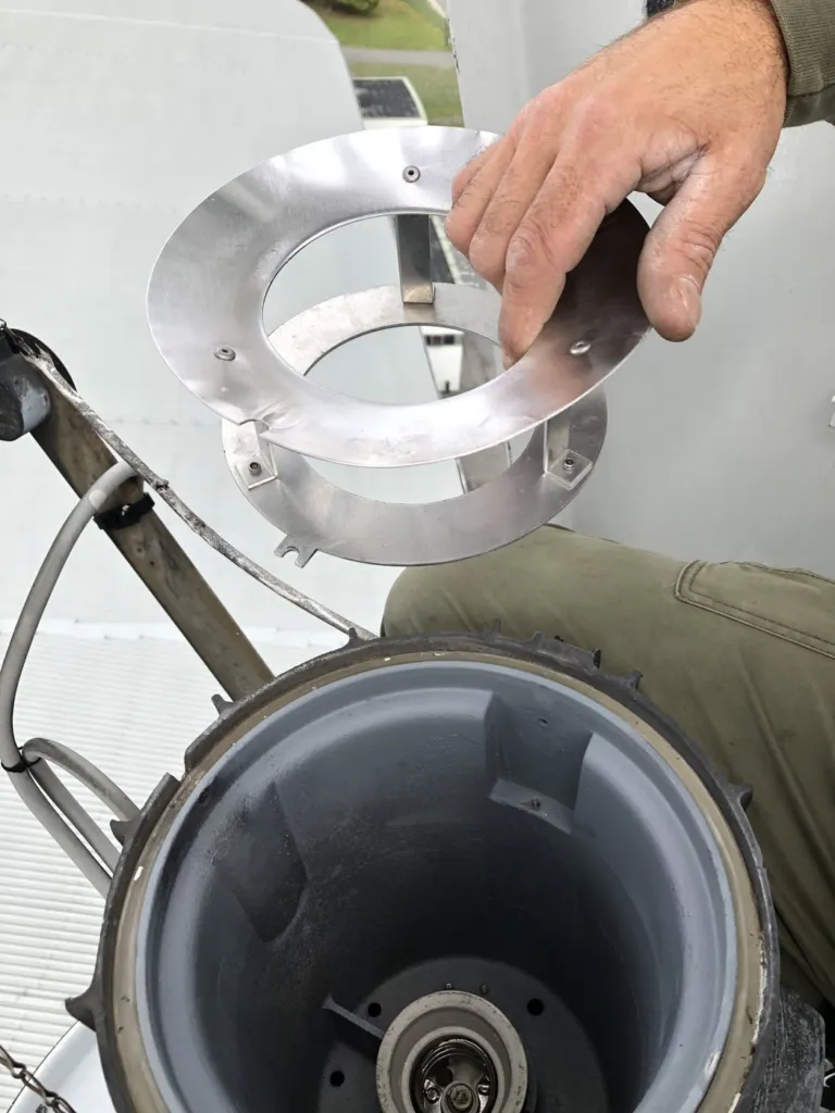 Démontage d'un élément intérieur d'un projecteur