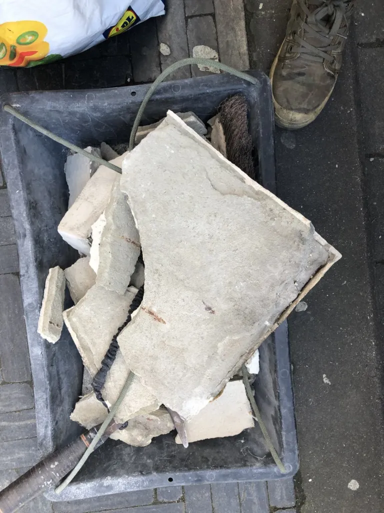 Détail des éléments de béton retirés de la façade
