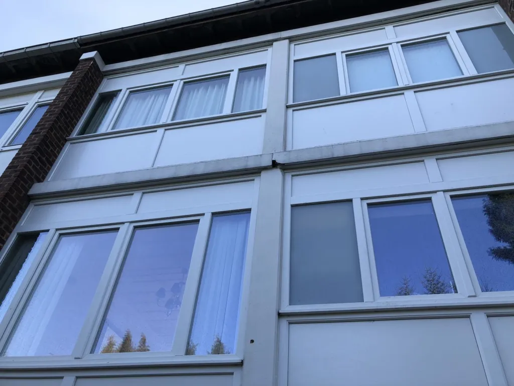 La façade rénovée vue en contre-plongée