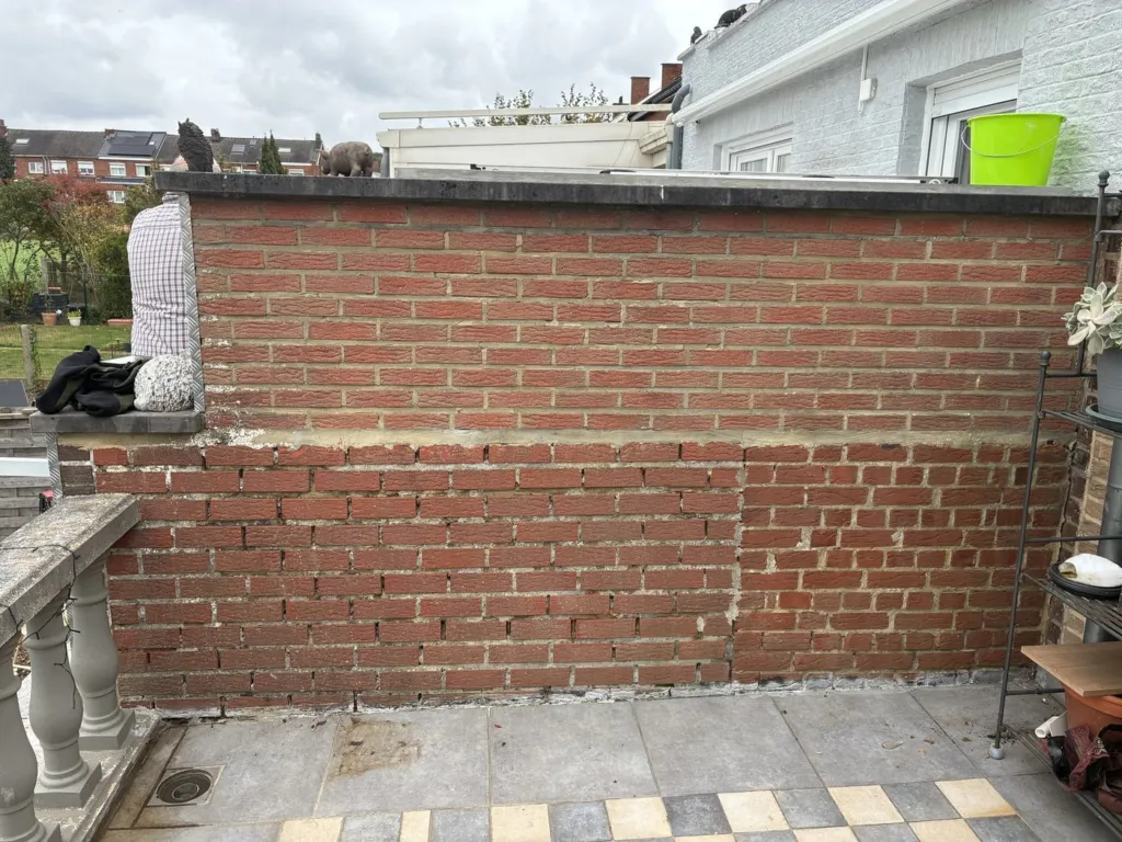 Le mur de terrasse en briques apparentes avant enduit