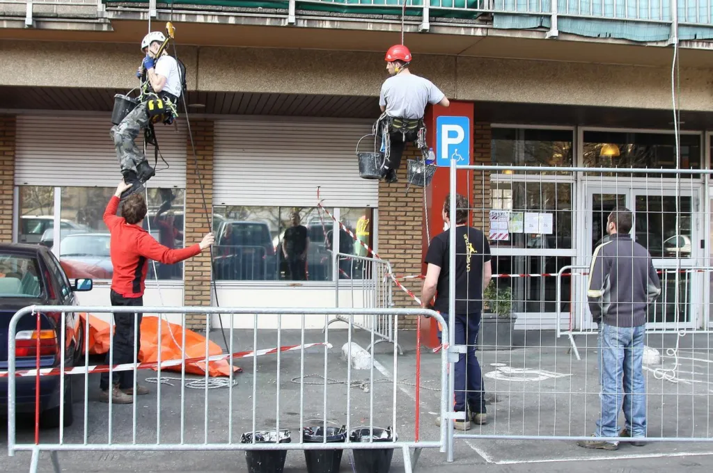 L'organisation du chantier au pied de la tour, matériel et équipe