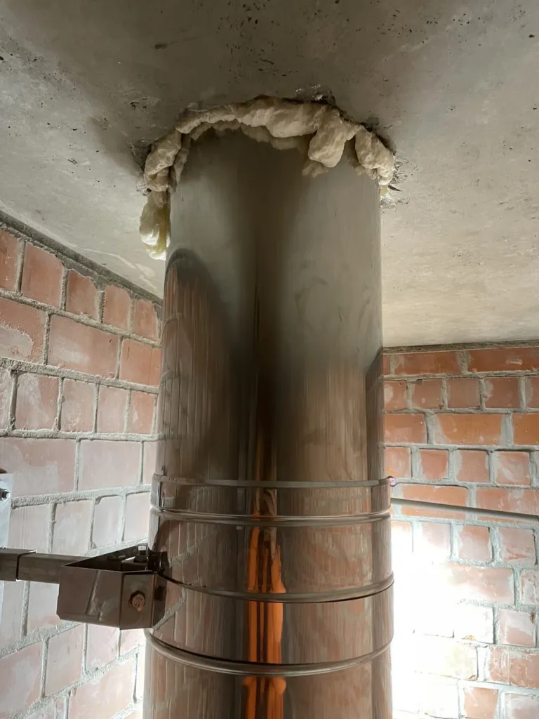 Le passage du conduit en plafond