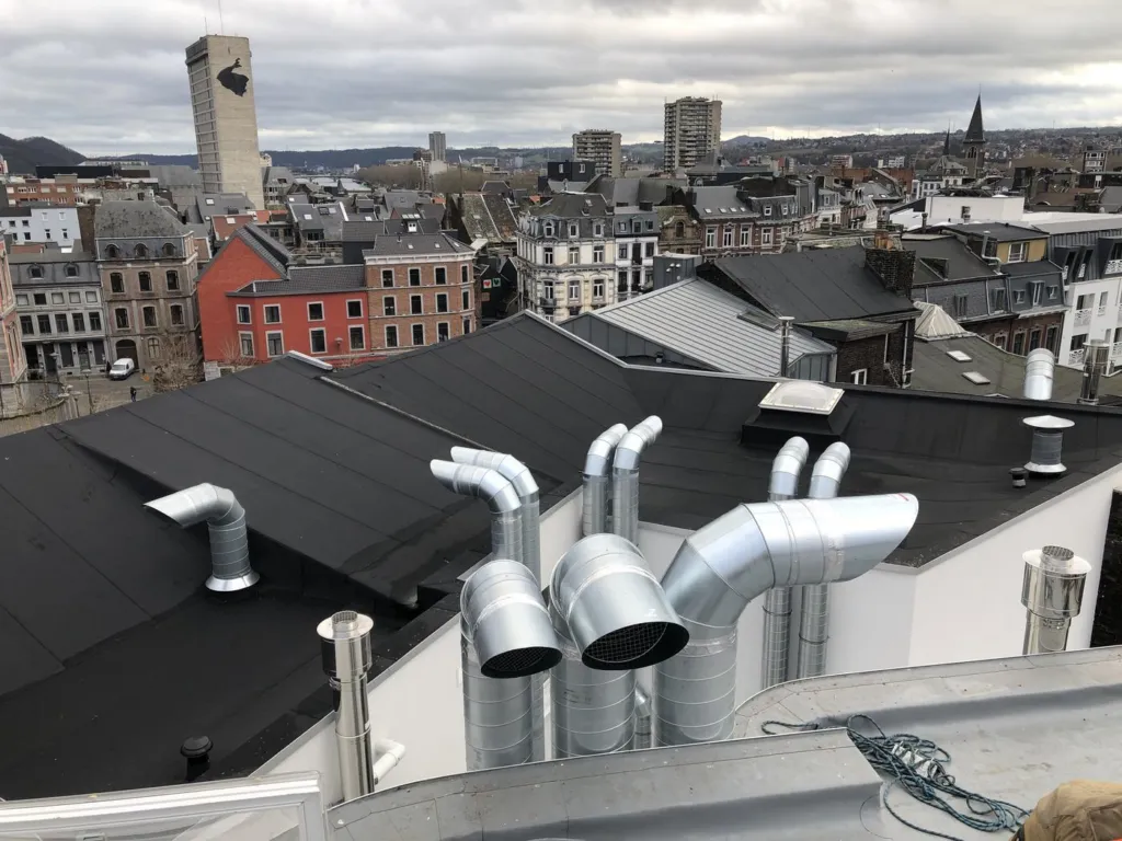 Sorties en toiture avec la ville de Liège en arrière-plan