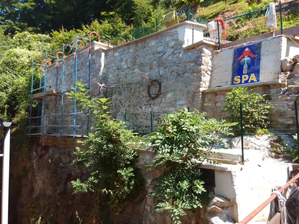 Le mur en cours de finition, équipements encore présents