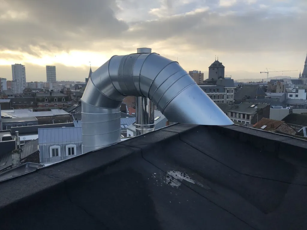 Détail d'un coude de sortie dans la lumière du soir