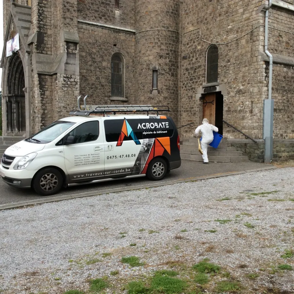 L'équipe au pied de l'église en fin de chantier