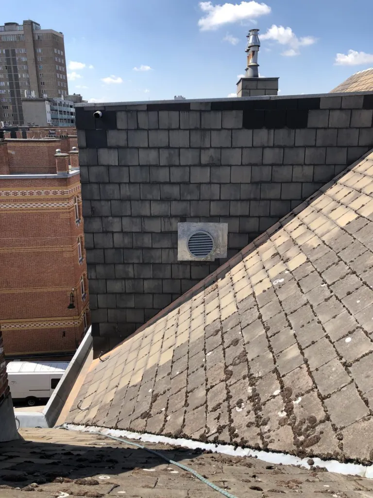 La grille extérieure en partie haute du bâtiment